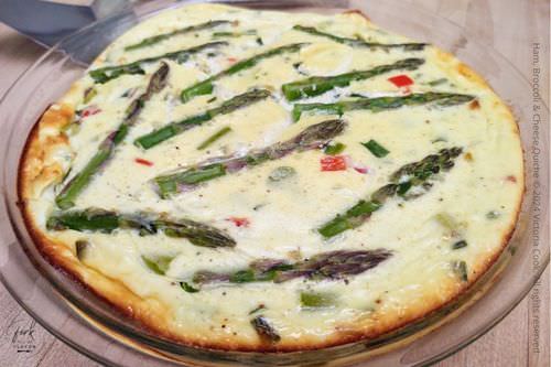 Vegetarian quiche made with bell peppers and asparagus